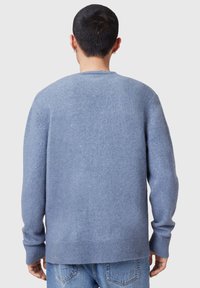 Maglione lavorato a maglia azzurro chiaro con collo rotondo, maniche lunghe e polsini e orlo a coste. Tessuto morbido, vista dal retro superiore.