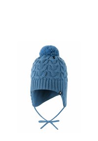 Dzianinowa niebieska czapka z wzorem w warkocz, z puszystym pomponem na szczycie i klapkami na uszy. Posiada sznurki zapewniające dobre dopasowanie oraz miękkie wyściółkę dla ciepła.