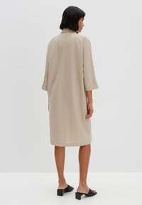 someday. MIDI QUIRVE - Robe chemise - soft oat