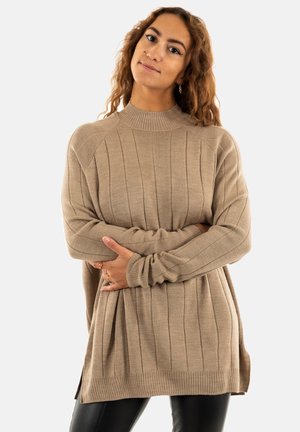 Maglione beige a coste con collo alto, maniche lunghe e spacchi laterali. Tessuto liscio e vestibilità morbida, ideale per essere indossato sopra altri capi.