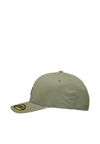 Olivgrüne, enganliegende Baseballmütze von der Seite gezeigt, mit einem geschwungenen Schirm und einem schwarzen und goldenen Aufkleber auf dem Schirm.