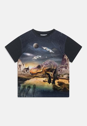 Kinderschwarzes Kurzarmshirt mit einem T-Rex an einem spiegelnden See mit fliegenden Pterosauriern, felsigen Klippen, Planeten und einem sternklaren Himmel im Hintergrund.
