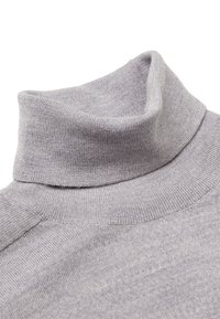 Maglione grigio a collo alto con una morbida texture lavorata a maglia, caratterizzato da un alto collo e dettagli a coste lungo l'orlo e i polsini.