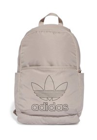 Beige szövet hátizsák lekerekített formával, elülső zsebbel és fekete Adidas logóval, amelyen három csík található az alsó részen.