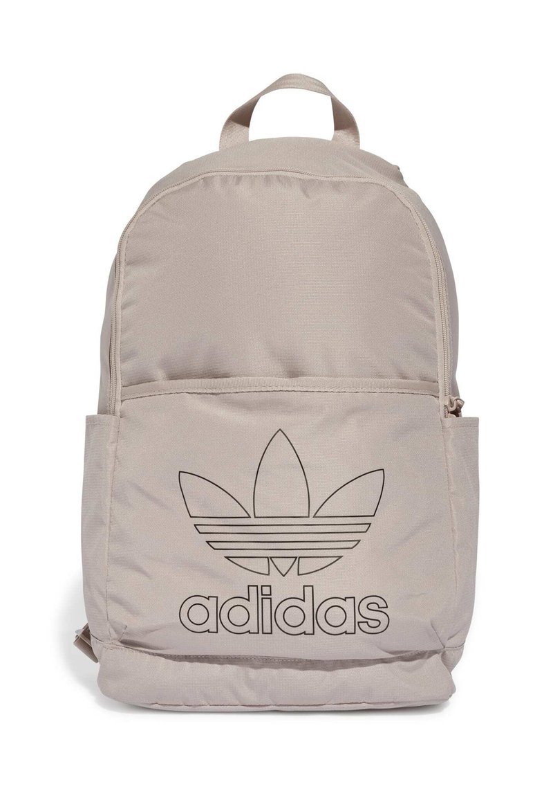 Mochila de tecido bege com forma arredondada, apresentando um bolso frontal e um logótipo da Adidas preto com o desenho de três riscas na parte inferior.