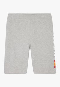 Calças curtas de algodão cinzentas com uma textura suave, apresentando um logo branco em destaque e acentos coloridos de um lado. Design até ao joelho.
