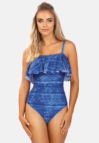 Niebieski jednoczęściowy strój kąpielowy z falbanami u góry, geometrycznymi wzorami, regulowanymi ramiączkami i dopasowanym krojem. Gładka tekstura na całej powierzchni.