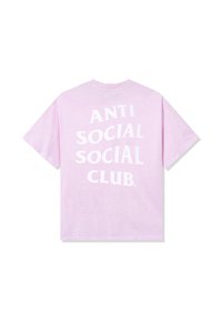 Jasnofioletowy t-shirt z krótkim rękawem z dużym białym napisem "ANTI SOCIAL SOCIAL CLUB" z tyłu.