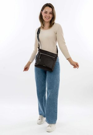 Sac en cuir marron à porter en bandoulière, avec une surface texturée, doté d'une poche zippée à l'avant, d'une sangle réglable et d'accents en argent. Taille : moyenne.
