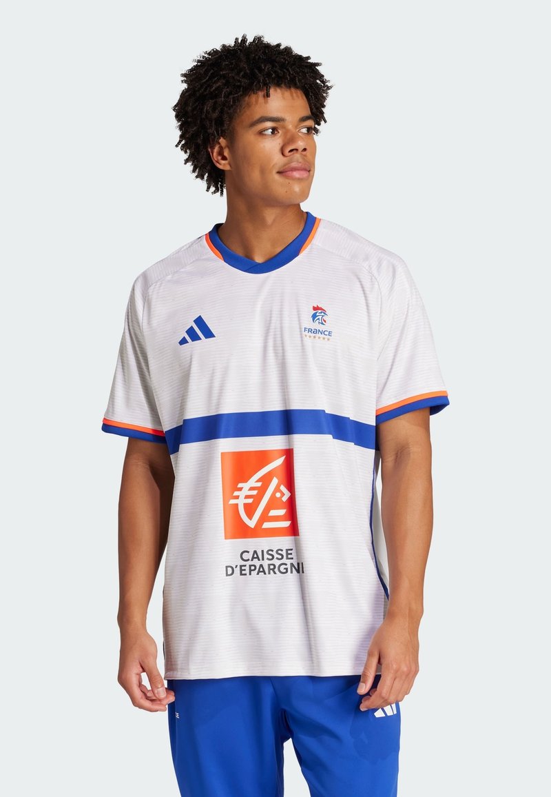 Hvid sportsjersey med blå accenter, der har en vandret blå stribe og et orange logo. Kortærmet med blå krave og branding.