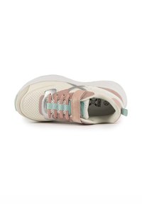 Sneakers avec une tige crème perforée, accents rose et menthe, complétés par une semelle blanche épaisse et des détails métalliques.