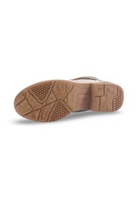 Semelle d'une chaussure en cuir marron avec des motifs de grip texturés et un talon rectangulaire, présentée sur fond blanc.
