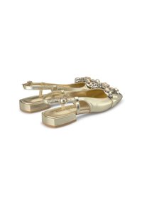 Scarpe slingback metallizzate dorate con punta affusolata, tacco quadrato piatto e decorazioni in gemme sul part superiore. Texture liscia in tutto il corpo.