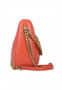 Sac à main en similicuir corail avec une surface texturée, une bandoulière chaîne dorée et une forme structurée avec un détail de fermeture éclair latérale.