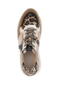 Beige en panterprint sneaker met suède en leren materialen, ronde neus, vetersluiting en getextureerde accenten, met een zwarte band.