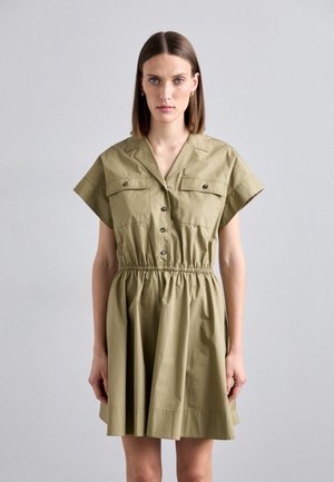 Khakifarbene Kurzarmkleid mit Knopfleiste, zwei Brusttaschen, elastischem Taillenbund und ausgestelltem Rock. Glattes Baumwollmaterial, minimalistisches Design.