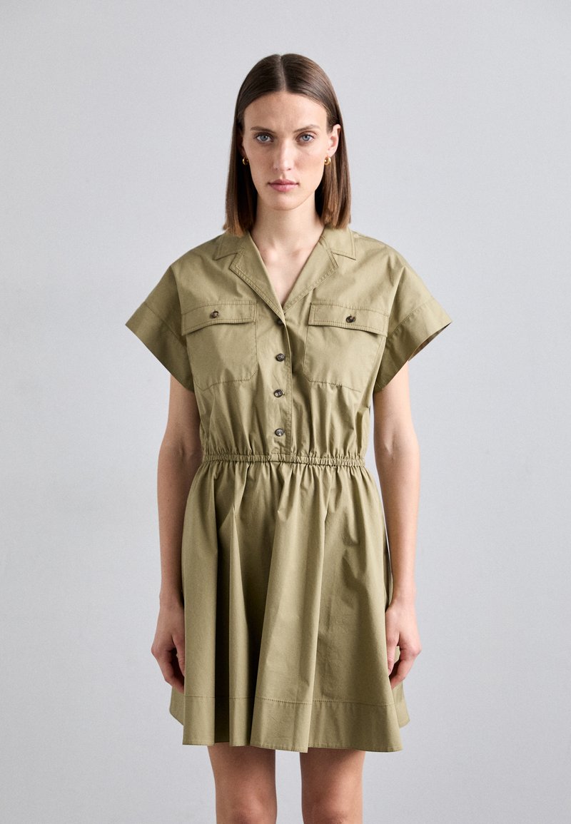 Khakifarbene Kurzarmkleid mit Knopfleiste, zwei Brusttaschen, elastischem Taillenbund und ausgestelltem Rock. Glattes Baumwollmaterial, minimalistisches Design.