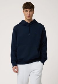 Sudadera con capucha de color azul marino en una tela suave, con bolsillo tipo canguro, cordones ajustables y un pequeño logo en el lado izquierdo del pecho.