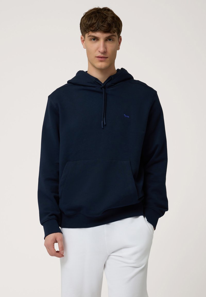 Sudadera con capucha de color azul marino en una tela suave, con bolsillo tipo canguro, cordones ajustables y un pequeño logo en el lado izquierdo del pecho.