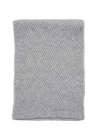 Couverture grise avec un motif texturé en losanges. Fabriquée en matériau tricoté doux avec des bords côtelés. Mesure environ de forme rectangulaire.