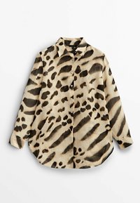 Chemise à imprimé léopard beige avec des taches noires et marron. Dotée d'un col, d'une fermeture à boutons et de manches longues. Tissu doux avec une coupe décontractée.