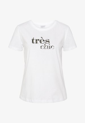 Camiseta de algodón blanca con el texto "très chic" en un patrón de camuflaje. Mangas cortas, escote redondo y un corte relajado.
