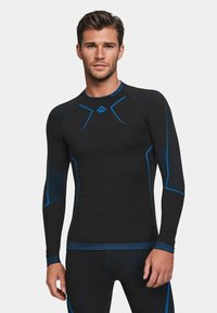 Czarna sportowa koszulka z długim rękawem, z niebieskimi akcentami i teksturowanymi panelami, z okrągłym dekoltem i dopasowanym krojem dla optymalnej wydajności.