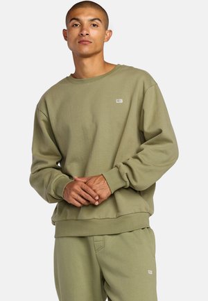 Olivengrüner Sweatshirt, Rundhalsausschnitt, gerippte Ärmelbündchen, lockere Passform, mit aufgesticktem Logo-Patch auf der Brust, aus weichem, strukturiertem Stoff.