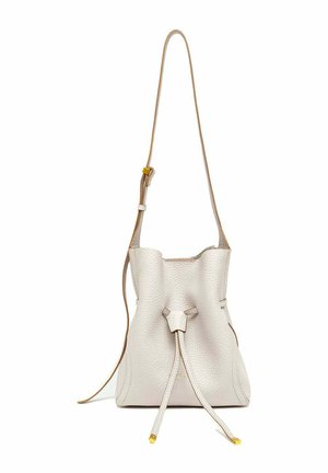 Bolso pequeño tipo saco de cuero beige claro texturizado con asa de hombro ajustable y cierre de cordón con puntas doradas.