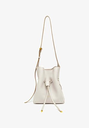 Petit sac seau en cuir beige clair texturé avec bandoulière réglable et fermeture à cordon avec embouts dorés.