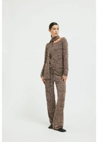 Strick Lounge-Set in Lila und Beige mit strukturierter Oberfläche; beinhaltet ein langärmliges Oberteil, passende Hose und einen passenden Schal.