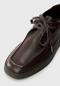 Calvin Klein HYBRID CUP WALLABEE - Stringate eleganti - bordeaux/grey