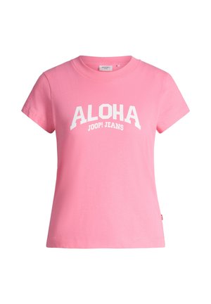 Roze T-shirt met korte mouwen en witte tekst "ALOHA JOOP! JEANS" bedrukt op de borst, ronde hals en een casual pasvorm.