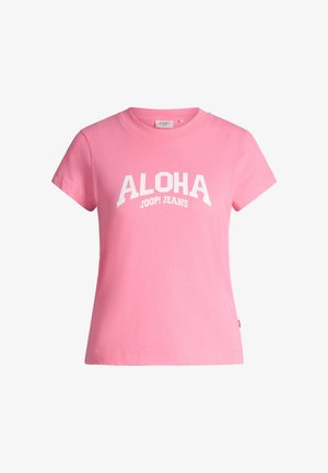 Roze T-shirt met korte mouwen en witte tekst "ALOHA JOOP! JEANS" bedrukt op de borst, ronde hals en een casual pasvorm.