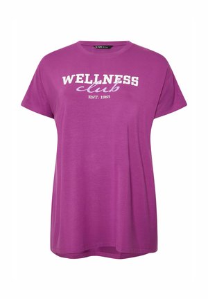 Lila T-Shirt mit kurzen Ärmeln und Aufdruck "WELLNESS club EST. 1983" in Weiß und Helllila auf der Vorderseite, Rundhalsausschnitt.