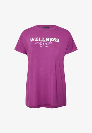 Lilla t-shirt med korte ærmer med teksten "WELLNESS club EST. 1983" trykt i hvidt og lyse lilla på fronten, rund halsudskæring.