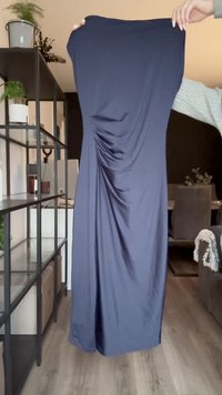 Μαύρο μπλε φόρεμα από λεία ύφανση, με ριγέ σχέδιο κατά μήκος της πλευράς. Φτάνει μέχρι το πάτωμα με απλή σιλουέτα, χωρίς ορατά σχέδια.