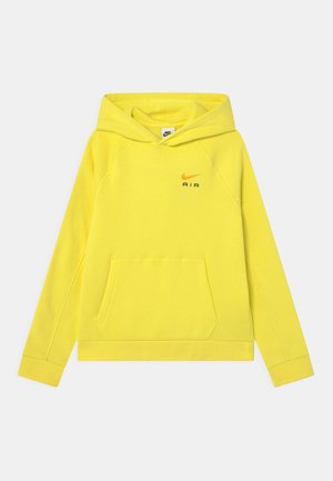 Żółta bluza Nike z kapturkiem, kieszenią z przodu oraz rękawami raglanowymi. Na przodzie znajduje się napis "NIKE" w kolorze pomarańczowym nad napisem "AIR" w kolorze czarnym. Wykonana z miękkiego materiału.