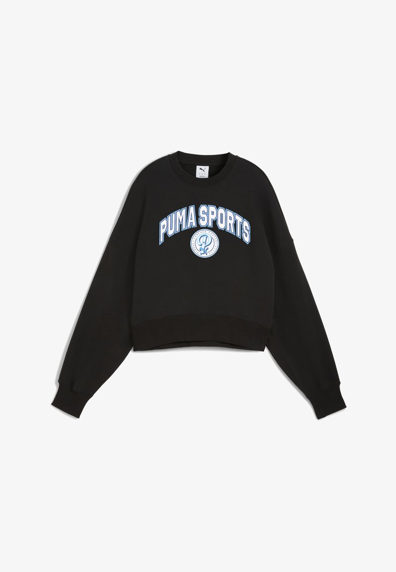 Felpa nera corta con scollatura rotonda e maniche ampie. "PUMA SPORTS" è stampato in modo evidente in lettere blu.