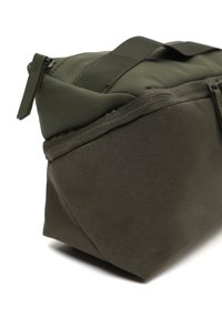 Borsa in nylon verde oliva con parte inferiore testurizzata di un verde scuro, chiusura con zip e tracolla regolabile. Presenta un design superiore liscio e un tessuto resistente.