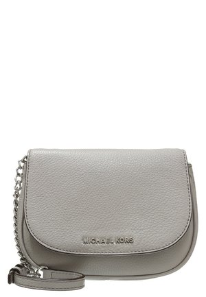 Szara teksturowana skórzana torebka na ramię z srebrnym łańcuszkowym paskiem i logo „Michael Kors” na przedniej klapce.