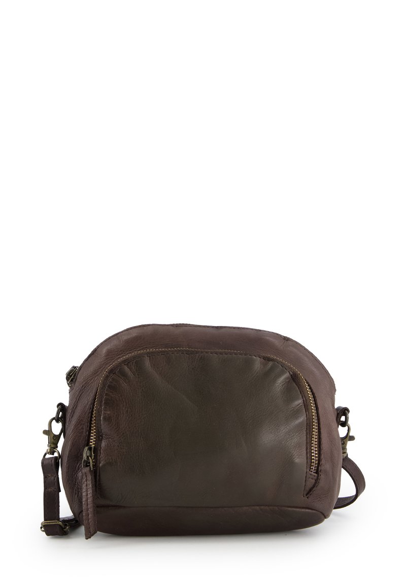 Hnědá kožená crossbody taška zaobleného tvaru s přední kapsou na zip a nastavitelným popruhem. Hladká textura s jemným leskem.