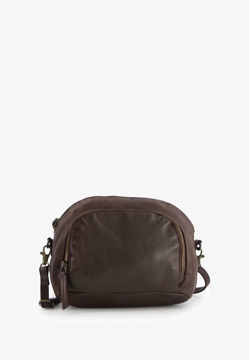 Hnědá kožená crossbody taška zaobleného tvaru s přední kapsou na zip a nastavitelným popruhem. Hladká textura s jemným leskem.