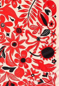 Rote und schwarze florale und tierische Muster auf einem cremefarbenen Hintergrund mit Blättern, Blumen, Vögeln und abstrakten Formen sowie unterschiedlichen Texturen.