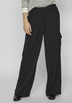 Pantalones cargo de pierna ancha negros con dos bolsillos laterales, parte delantera plana y presillas para cinturón, confeccionados en una tela suave con un ajuste estructurado.
