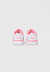 Hvite sneakers med rosa detaljer, mesh-detaljer, polstret krage og K-Swiss-merke på hælen og siden. Teksturert gummisåle.