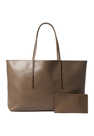 Calvin Klein EMBLEM LARGE TOTE - Veľká kabelka - desert taupe