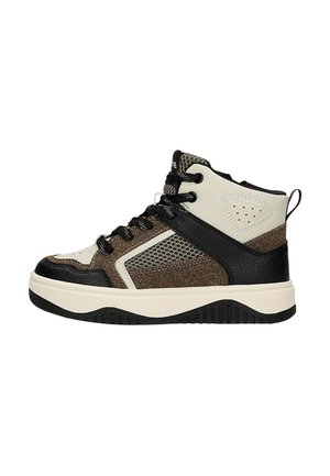 Basket montante avec panneaux noirs, marron et blancs, détail en mesh sur le côté, lacets noirs, et une semelle blanche épaisse avec une bande de roulement noire en dessous.