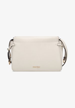 Lille rektangulær beige læder crossbody taske med justerbar rem og guld Nine West-logo foran i midten.