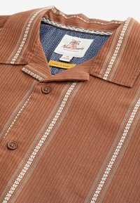 Next TEXTURED STRIPE SHORT SLEEVE WITH CUBAN COLLAR  - REGULAR FIT - Skjorter - brown